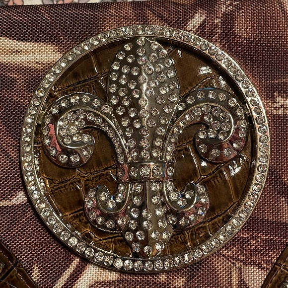 NWOT- clutch w/camo design w/white rhinestones &  snake design, push open lock. - Picture 8 of 13